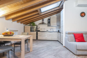 Mansarda open space, zona cucina con tavolo