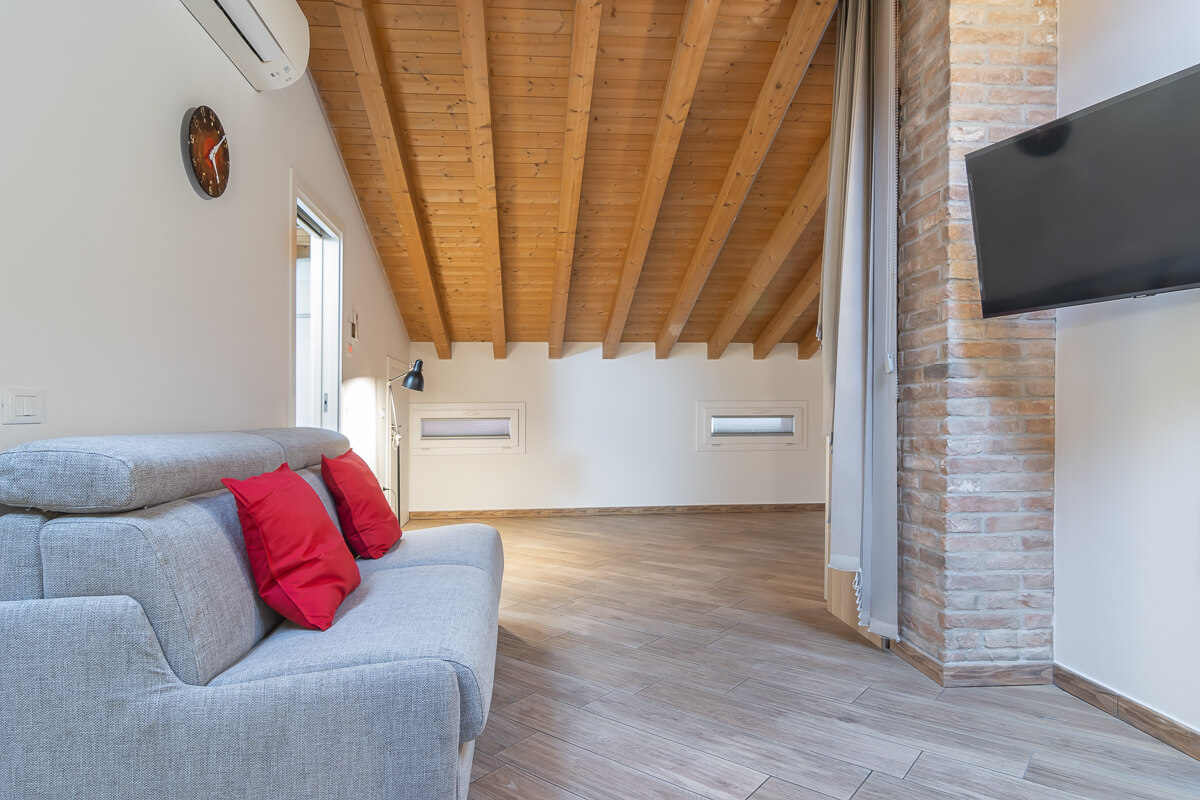 zona divano e relax mansarda open space
