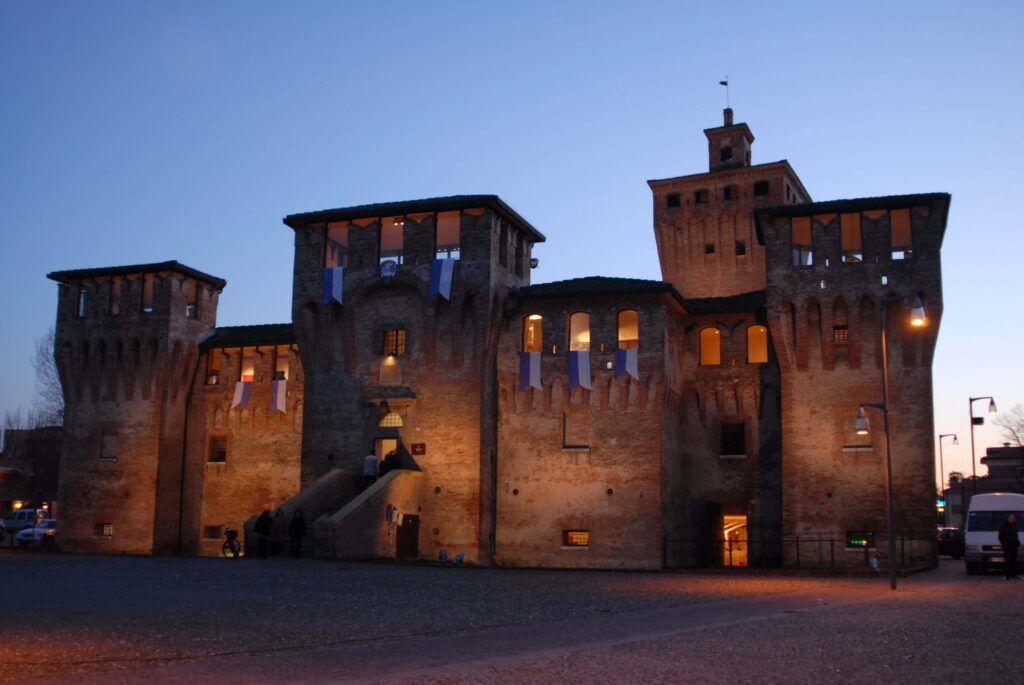 Mansarda open space, dormire a cento, vista della Rocca di cento